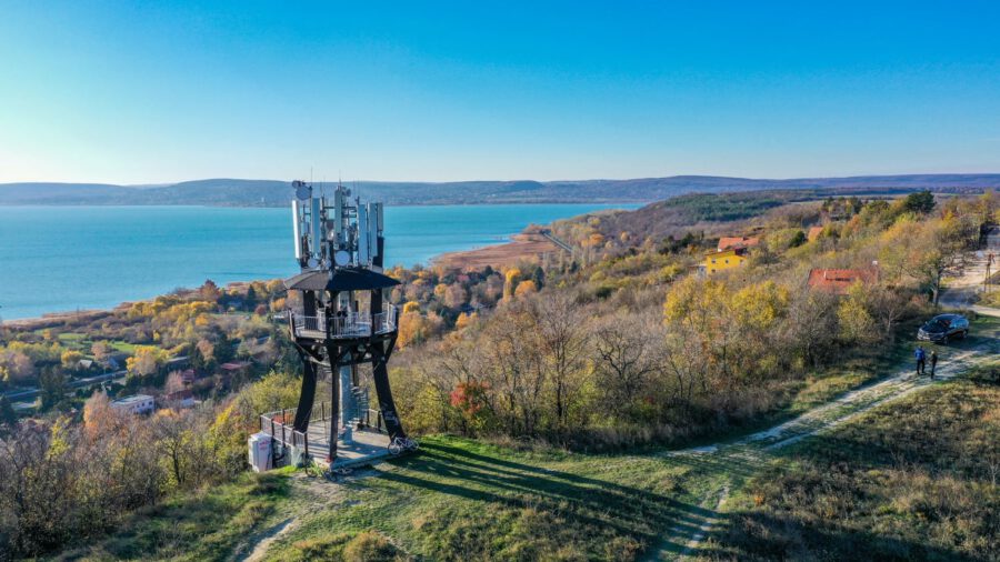 Páratlan kilátás a balatonkenesei Magaspartról az ősz ecsetjével festett tájra