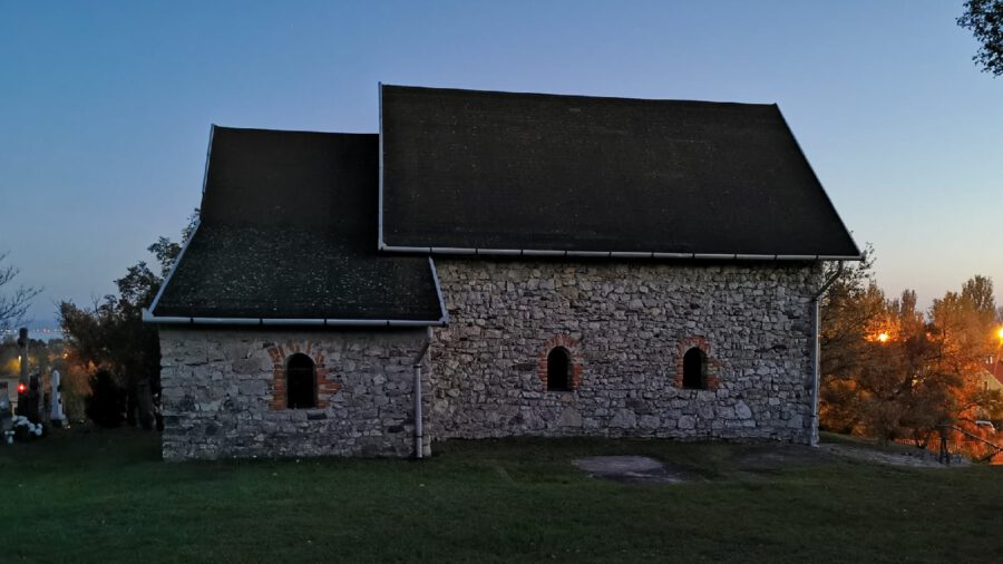 A 170 fős balatoni település, Örvényes középkori temploma