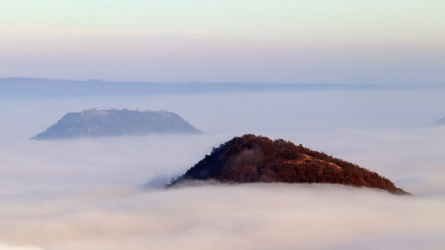 Misztikus fotókon a ködtengerbe burkolózott balatoni tanúhegyek