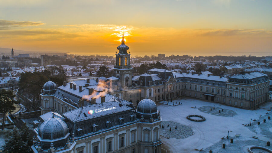Eurós bankjegyre kerül a Keszthelyi Festetics-kastély