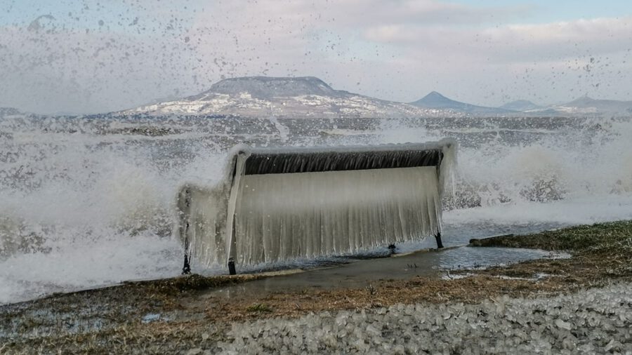 Hétvégén jégtakaró boríthatja a Balatont, egyelőre a kicsapódó víz fagy rá a partra