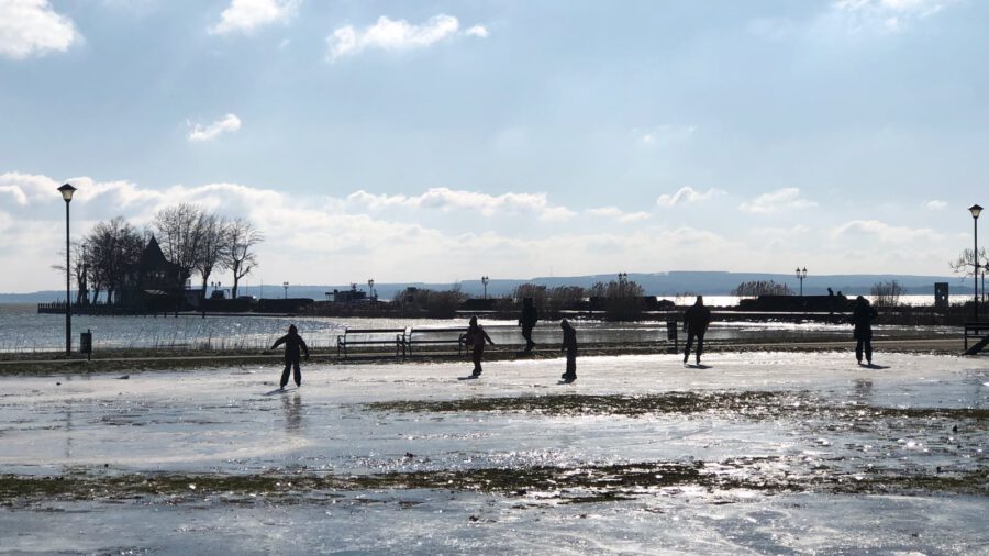Keszthelyen már korcsolyáznak a Balaton-parton, mutatjuk a fotókat