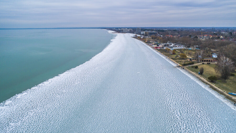 Ilyen a jeges Balaton Siófoknál madártávlatból
