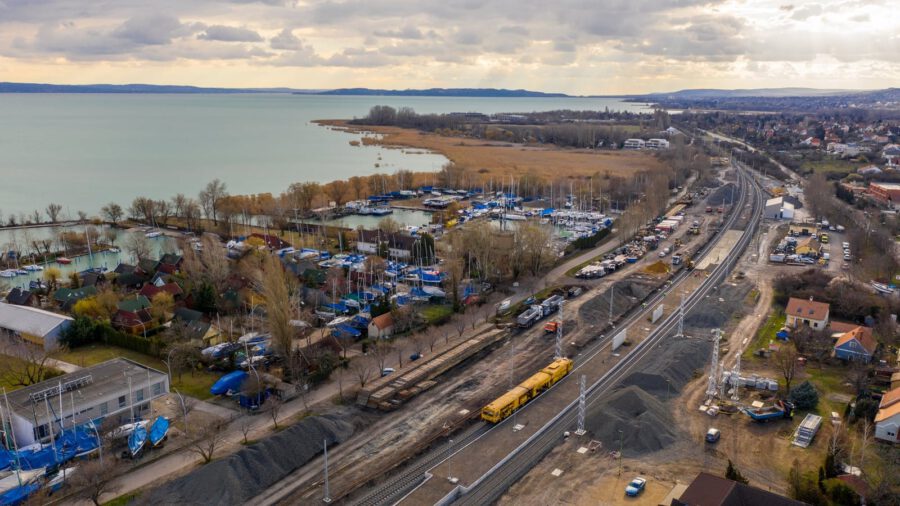Jól haladnak az észak-balatoni vasútvonal villamosításával