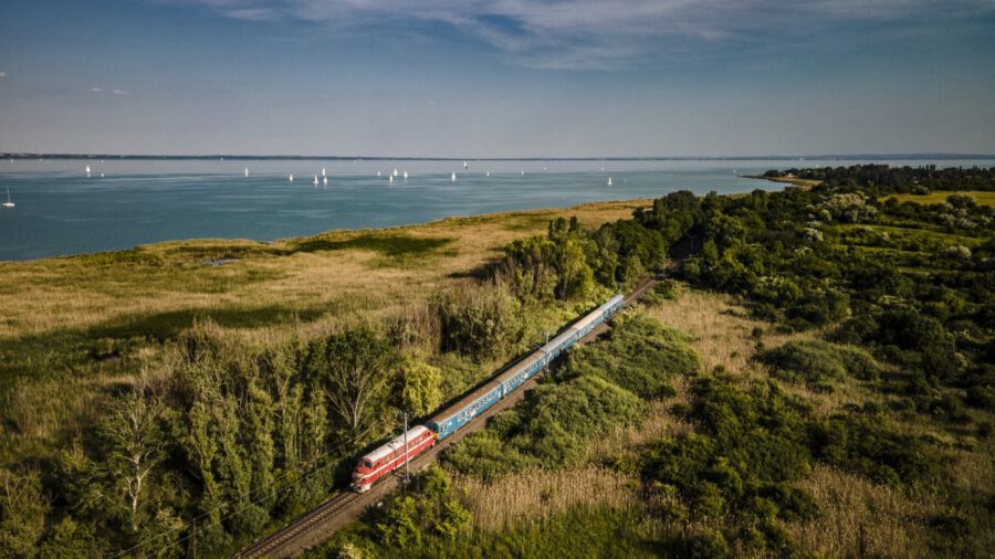 Új korszak kezdődik a Balatonnál: búcsúzik a dízelvontatású vonat