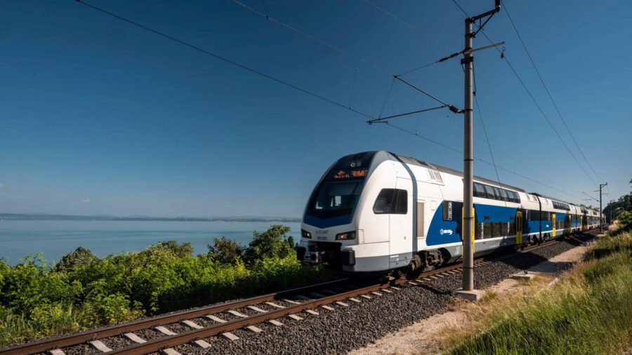 Emeletes, 600 férőhelyes vonatokkal utazhatunk nyáron a Balatonra