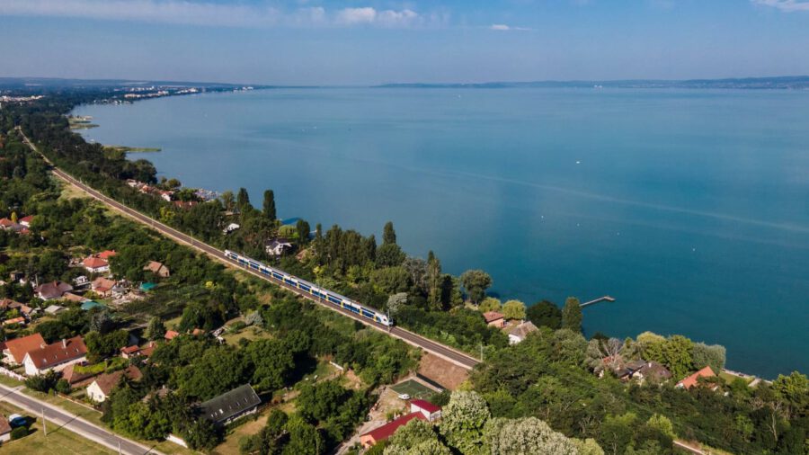 Újabb KISS emeletes motorvonat közlekedik a Balatonnál vasárnaponként