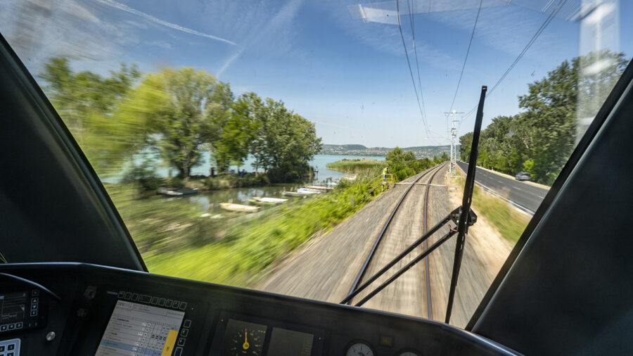 Több mint 2 millió ember utazott idén nyáron vonattal a Balatonhoz