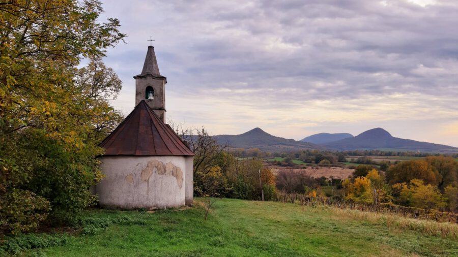 A Bács-hegyi kápolna, ahonnan pazar kilátás nyílik a tanúhegyekre