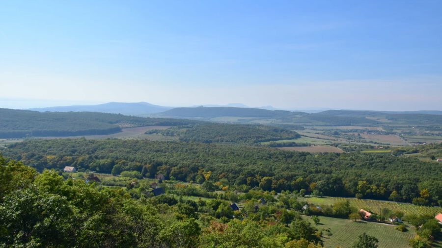 A Nivegy-völgy, a Balaton felvidékének mesés katlanja