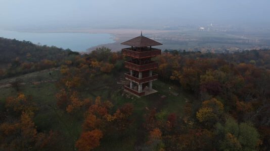 Tihanyi Őrtorony-kilátó, ahonnan még a ködös balatoni panoráma is élmény
