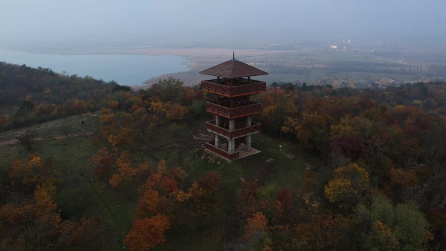 Tihanyi Őrtorony-kilátó, ahonnan még a ködös balatoni panoráma is élmény