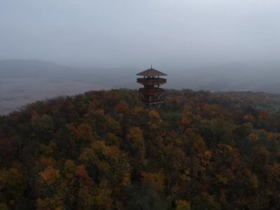 Tihanyi Őrtorony-kilátó, ahonnan még a ködös balatoni panoráma is élmény