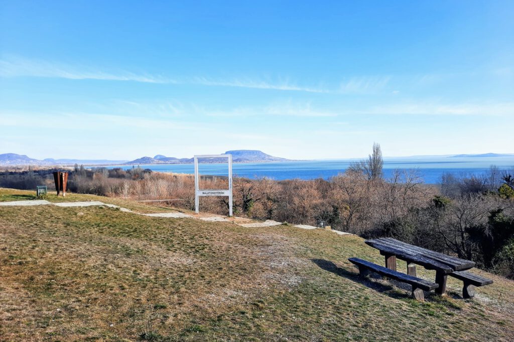 Balatongyöröki Szépkilátó, ahol a szó bennszakad, a lélek megtelik