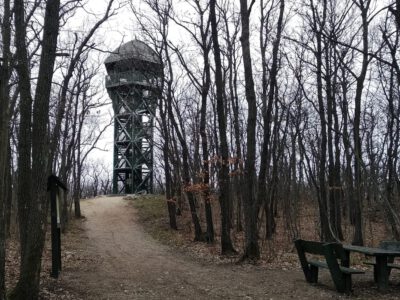 A csopaki Csákány-hegyi kilátó, ahonnan felülnézetből látható a Tihanyi-félsziget