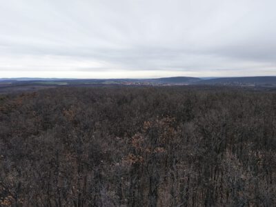 A csopaki Csákány-hegyi kilátó, ahonnan felülnézetből látható a Tihanyi-félsziget