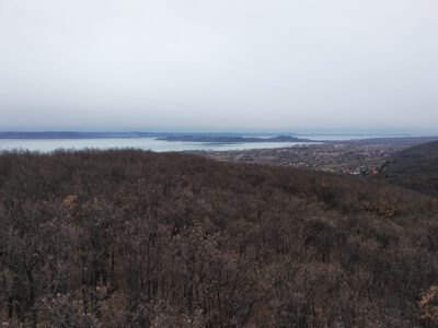 A csopaki Csákány-hegyi kilátó, ahonnan felülnézetből látható a Tihanyi-félsziget
