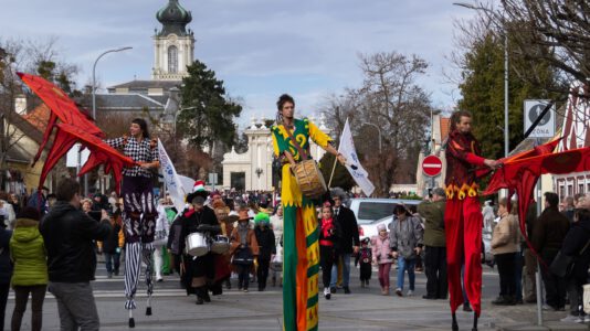 Keszthelyi Karnevál február 19-én óriássárkánnyal, százlábúval és maskarákkal