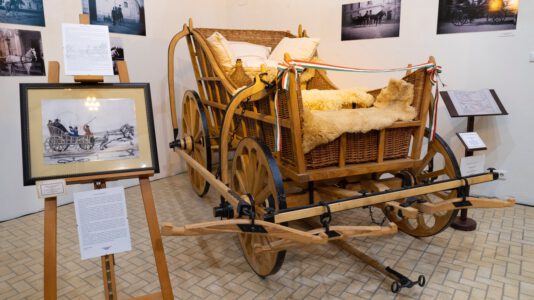 Mátyás korabeli kocsi replikáját avatták fel a Festetics-kastély hintómúzeumában