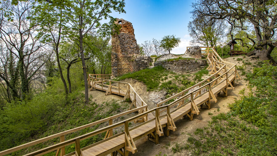 Fapallóval építették körbe Kereki, közel 700 éves Fehérkő nevű várát
