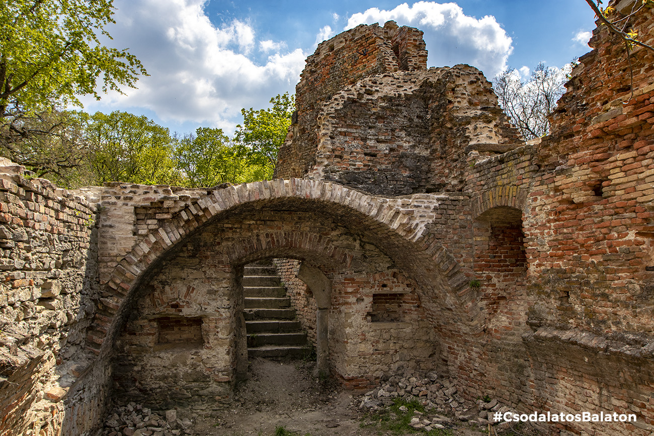 Fapallóval építették körbe Kereki, közel 700 éves Fehérkő nevű várát