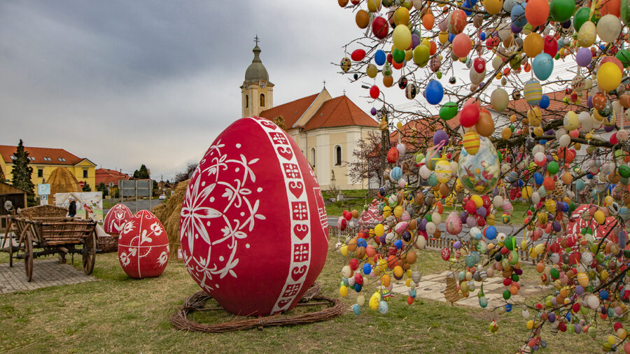 Óriásnyúllal és 10000 db tojással díszített fával várják a húsvétot Kéthelyen