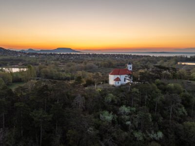 A Balaton fölé emelkedő Szent Mihály-domb és híres-neves halászkápolnája
