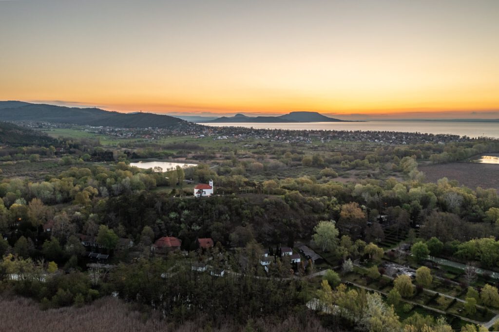 A Balaton fölé emelkedő Szent Mihály-domb és híres-neves halászkápolnája