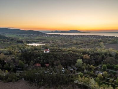 A Balaton fölé emelkedő Szent Mihály-domb és híres-neves halászkápolnája