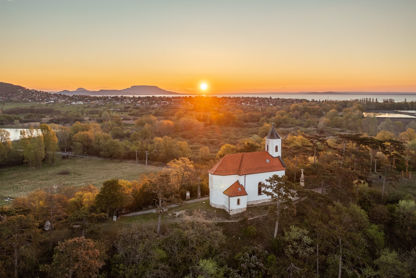 A Balaton fölé emelkedő Szent Mihály-domb és híres-neves halászkápolnája