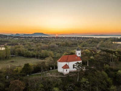 A Balaton fölé emelkedő Szent Mihály-domb és híres-neves halászkápolnája