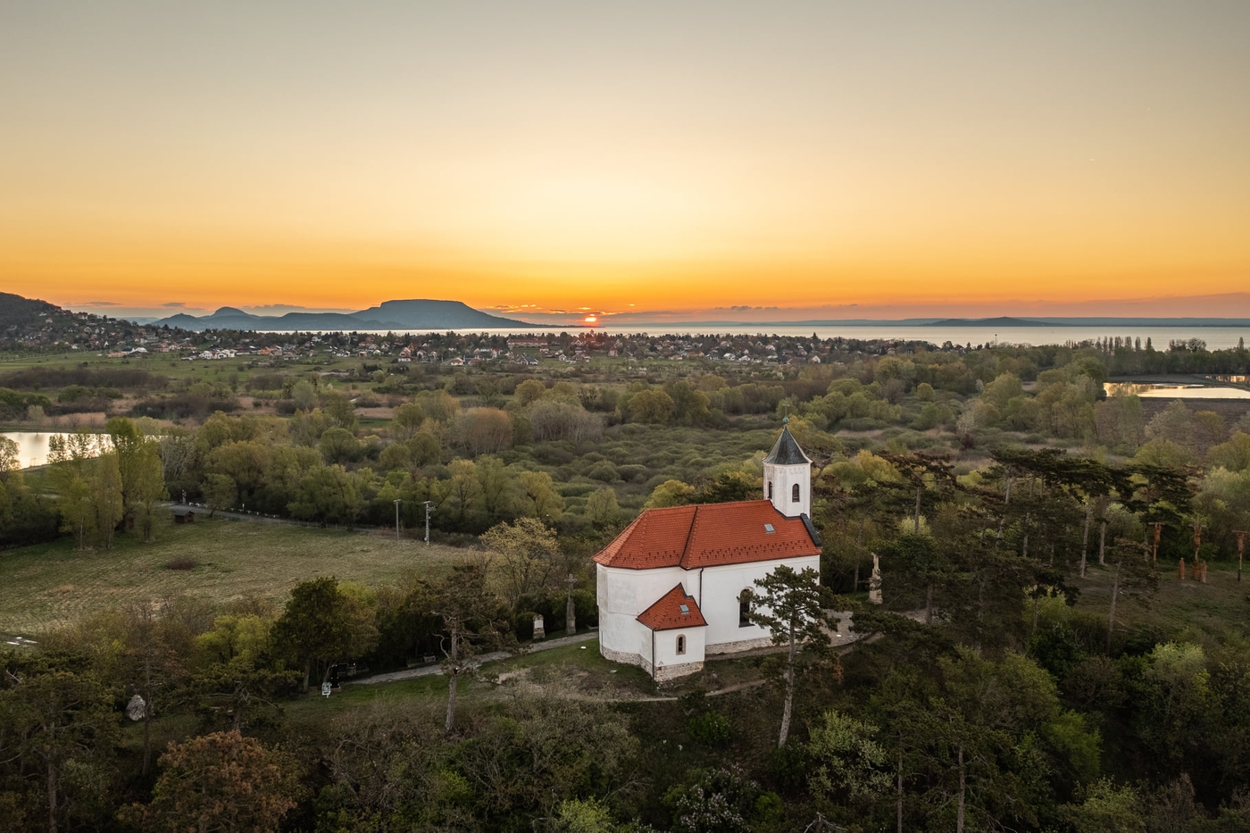 A Balaton fölé emelkedő Szent Mihály-domb és híres-neves halászkápolnája