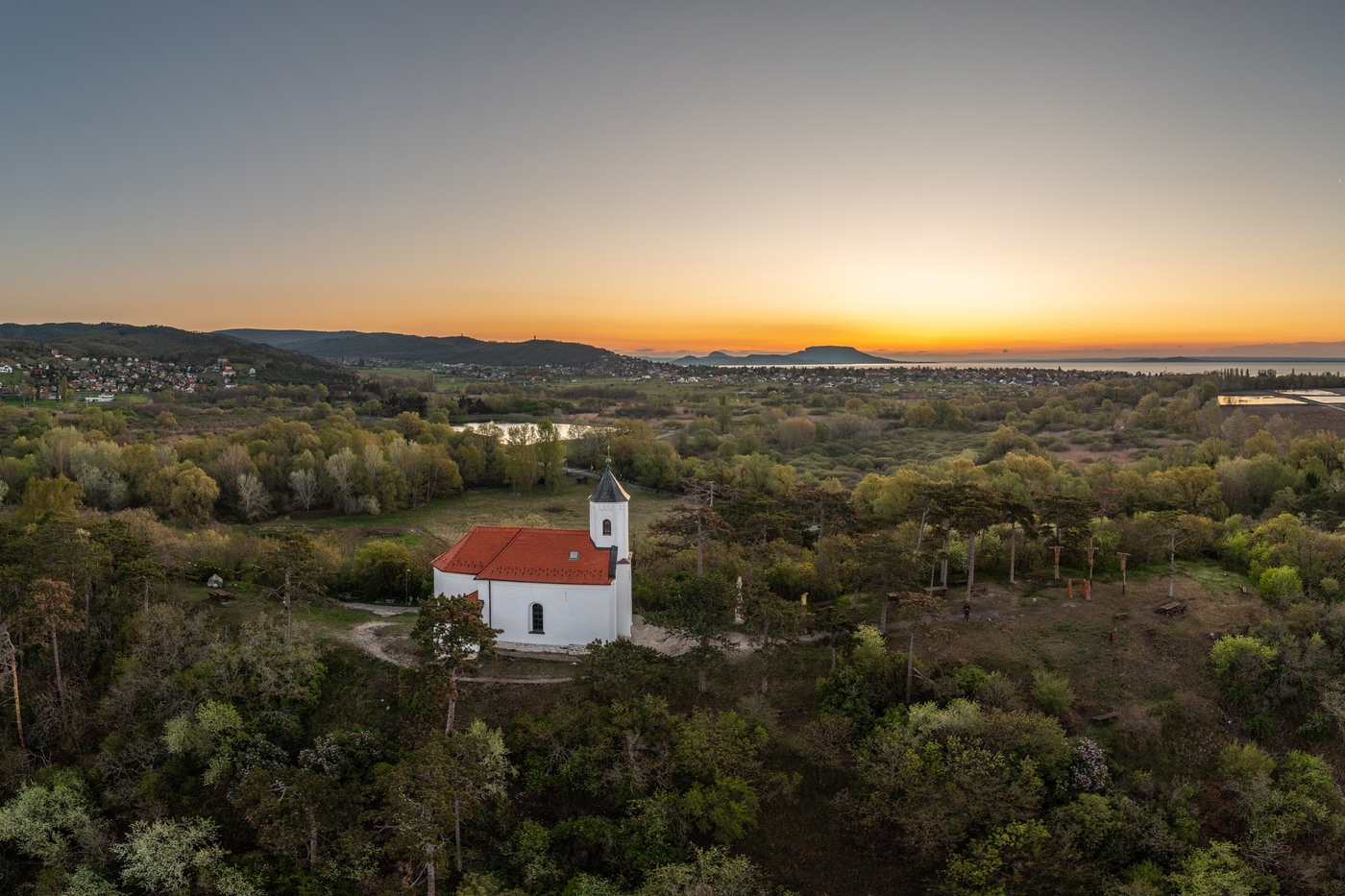 A Balaton fölé emelkedő Szent Mihály-domb és híres-neves halászkápolnája