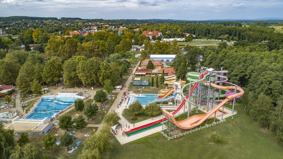 Április 30-tól folyamatosan nyitnak a Balaton régió legnagyobb fürdőjének kültéri medencéi és csúszdaparkja is