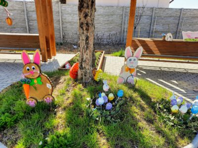 Mesevilággá vált a húsvéti díszruhában tündöklő tér Zamárdiban