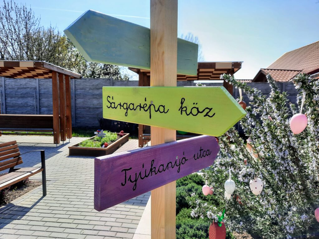 Mesevilággá vált a húsvéti díszruhában tündöklő tér Zamárdiban
