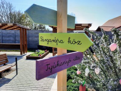 Mesevilággá vált a húsvéti díszruhában tündöklő tér Zamárdiban