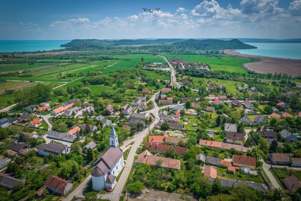 Aszófő, a Tihanyi-félsziget lábánál fekvő meseszép település