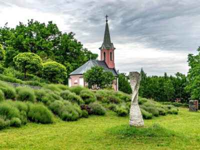 A balatonboglári Kék és Vörös kápolna, a virág illatú Kápolna domb ékei