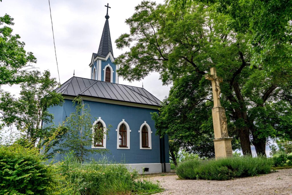 A balatonboglári Kék és Vörös kápolna, a virág illatú Kápolna domb ékei