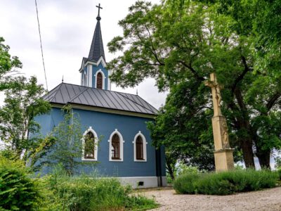 A balatonboglári Kék és Vörös kápolna, a virág illatú Kápolna domb ékei