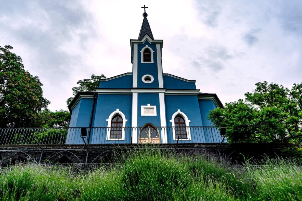 A balatonboglári Kék és Vörös kápolna, a virág illatú Kápolna domb ékei