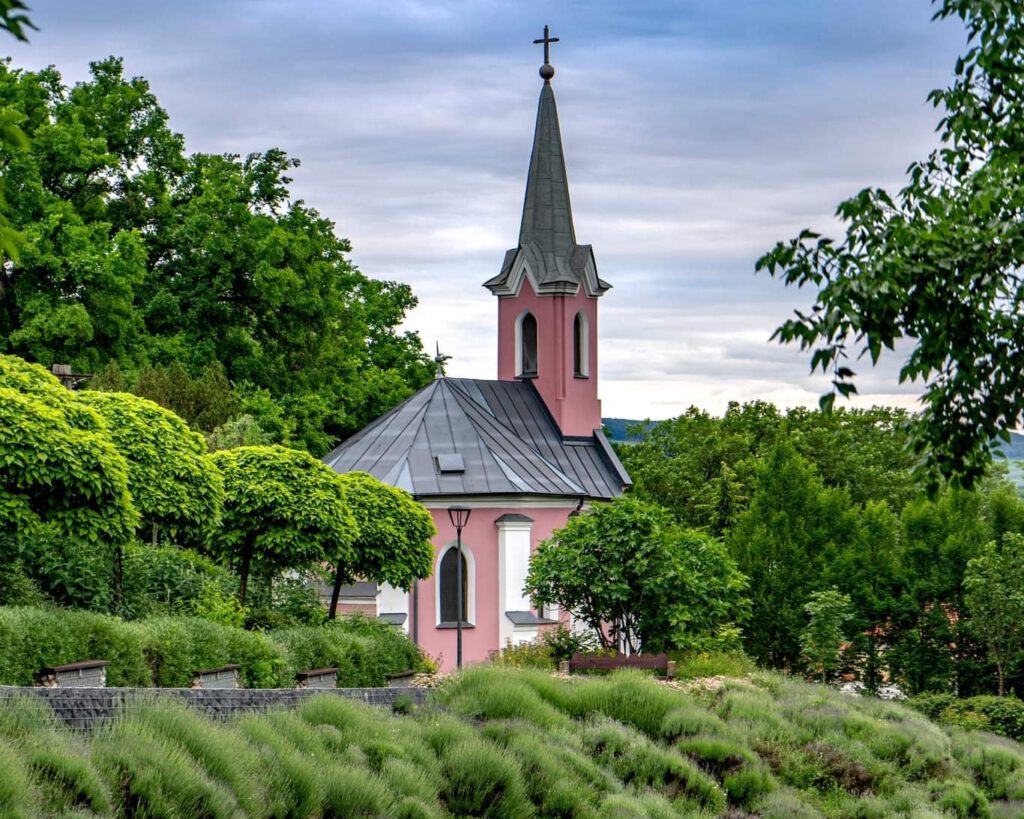 A balatonboglári Kék és Vörös kápolna, a virág illatú Kápolna domb ékei