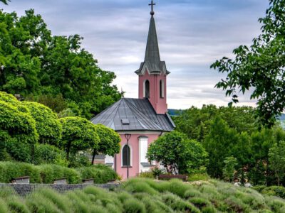 A balatonboglári Kék és Vörös kápolna, a virág illatú Kápolna domb ékei