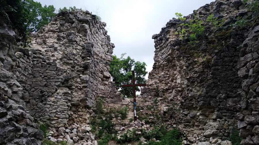 Zádor-vár romjai, melyhez feltétlenül látogass el, ha a Balaton-felvidéken jársz