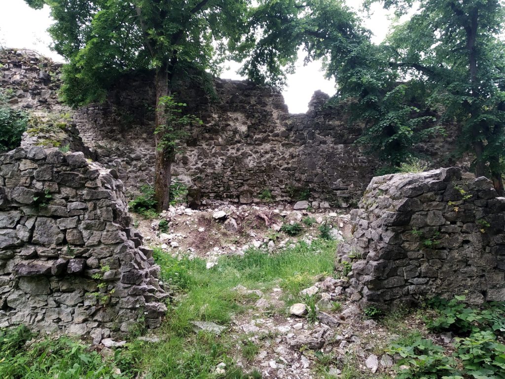 Zádor-vár romjai, melyhez feltétlenül látogass el, ha a Balaton-felvidéken jársz