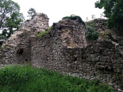 Zádor-vár romjai, melyhez feltétlenül látogass el, ha a Balaton-felvidéken jársz