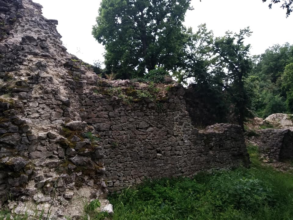 Zádor-vár romjai, melyhez feltétlenül látogass el, ha a Balaton-felvidéken jársz