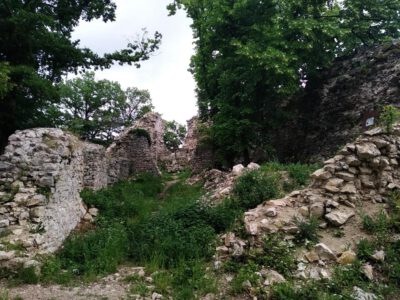 Zádor-vár romjai, melyhez feltétlenül látogass el, ha a Balaton-felvidéken jársz