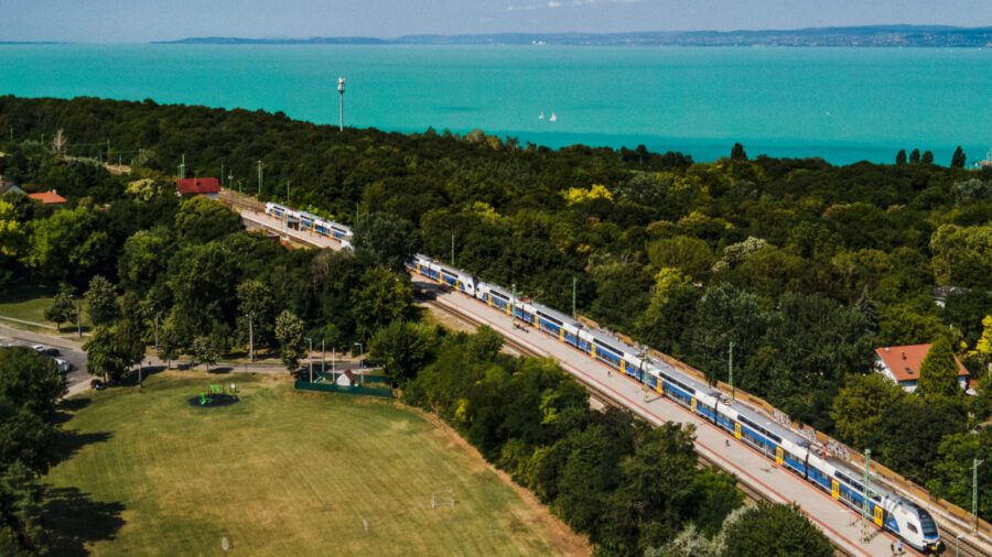Dupla emeletes vonat közlekedik a Balatonhoz hétvégente